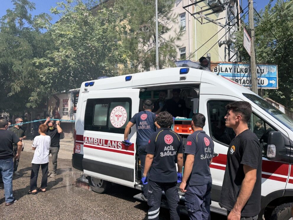 Kahta'daki Yangında 3 Itfaiyeci Etkilendi1