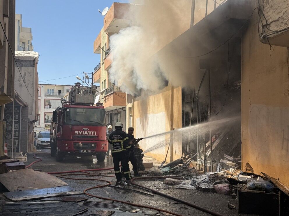 Kahta'daki Yangında 3 Itfaiyeci Etkilendi2