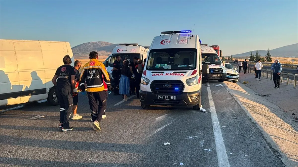 Kütahya'da Otobüsün Bariyere Çarpması Sonucu 31 Yaralı