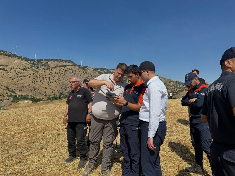 Sincik'te Orman Yangını Rüzgarın Etkisiyle Büyüyor1