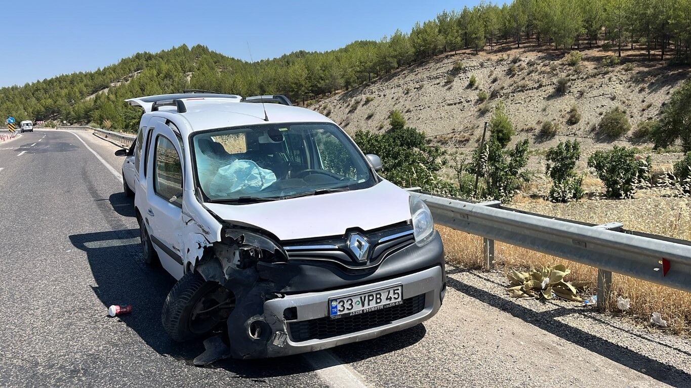 Besni'de Iki Araç Çarpıştı 5 Kişi Yaralandı (Orta)