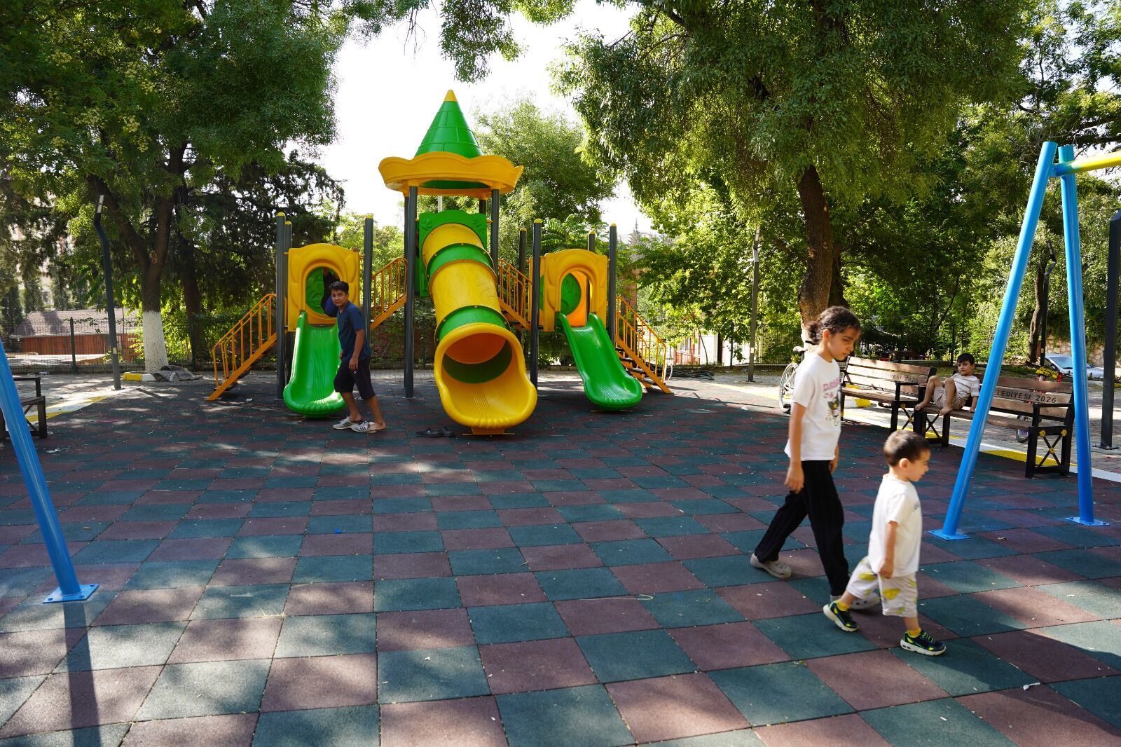 Kahta’da Belediye Çay Bahçesi Yenilenerek Açıldı (2)