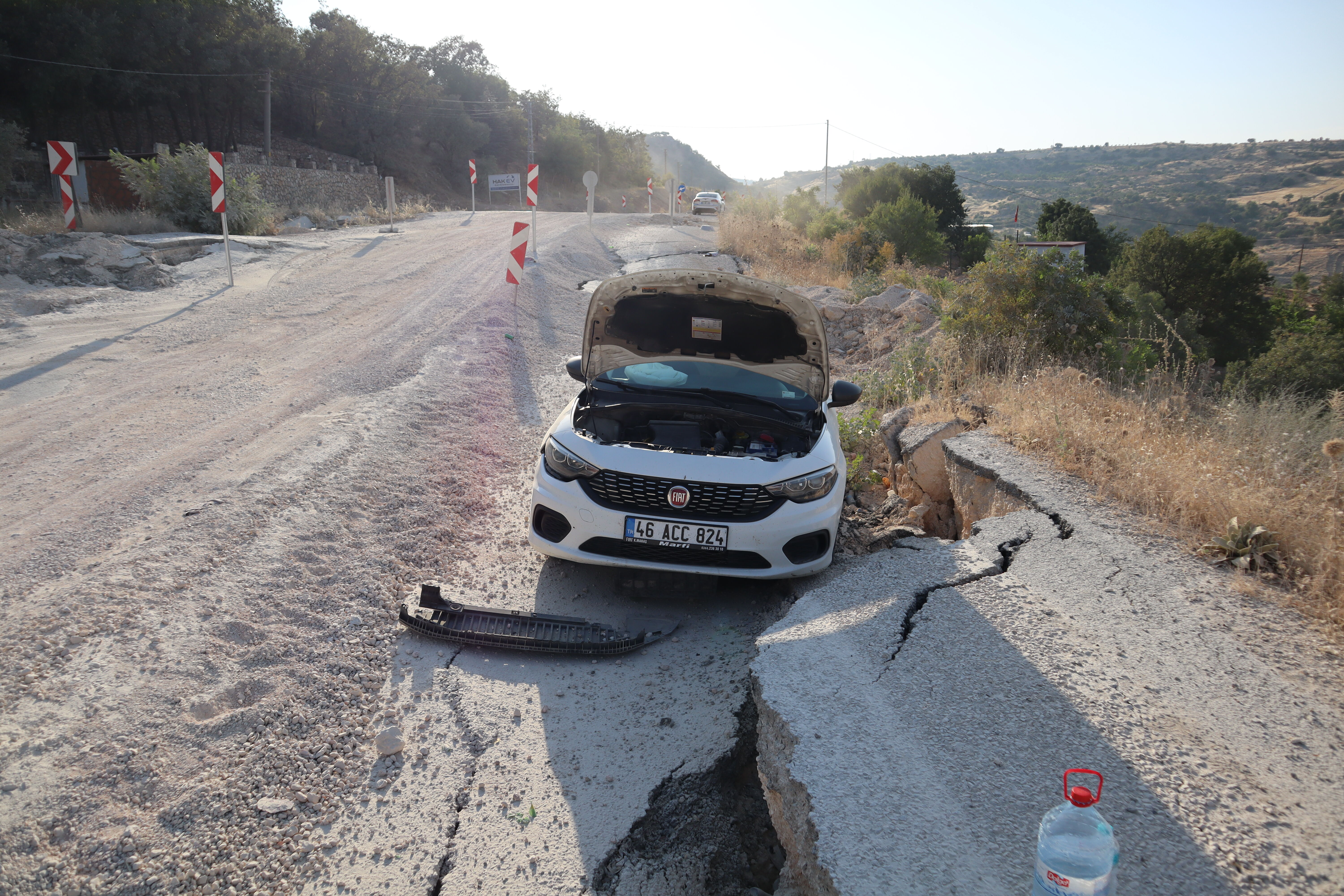 Yaklaşık 6 Aydır Onarılmayan Yolda Araç Şarampole Savruldu (1)