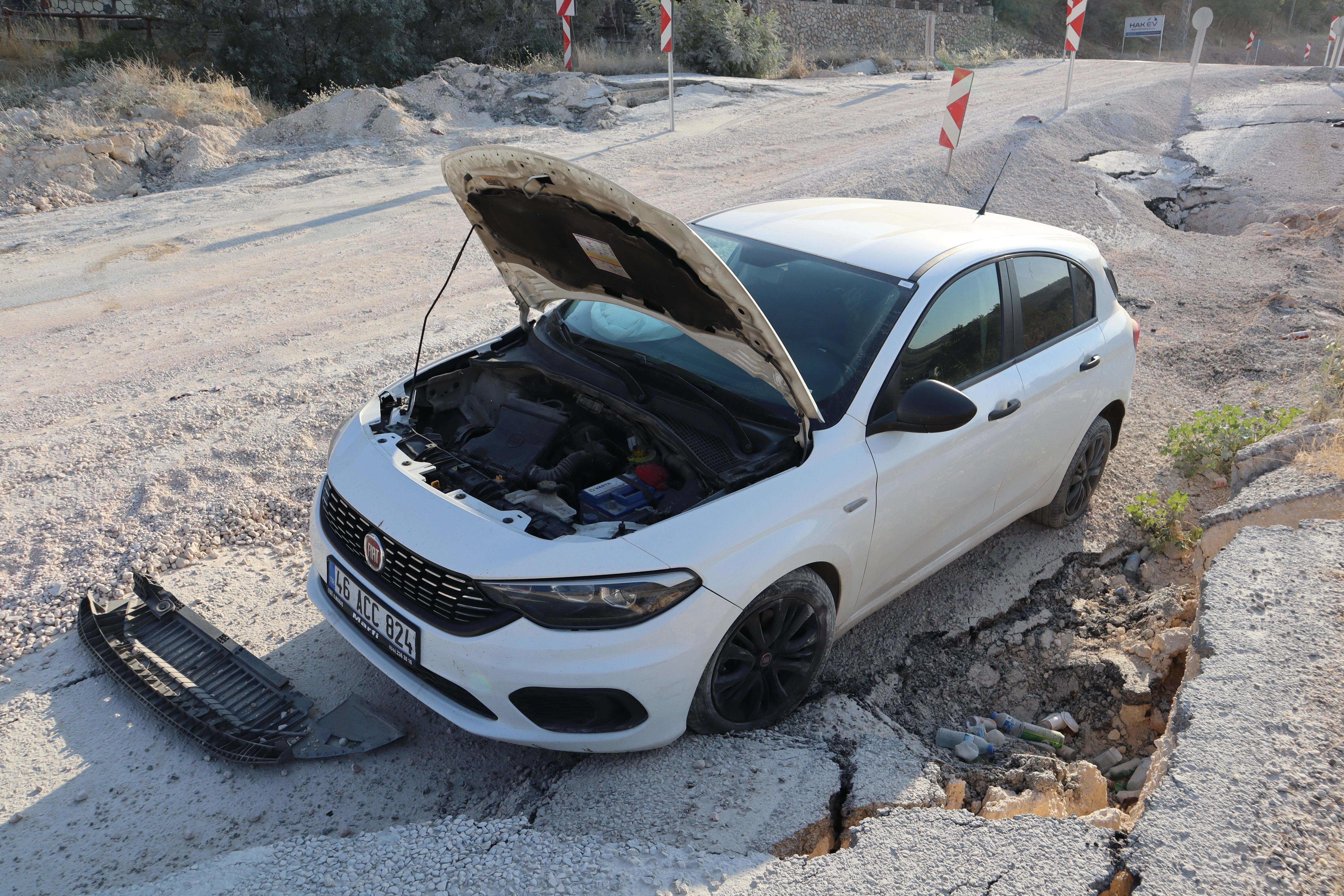 Yaklaşık 6 Aydır Onarılmayan Yolda Araç Şarampole Savruldu (3)