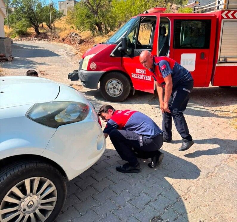 Yeni Besni’de Şarampole Düşen Araç Kurtarıldı-1