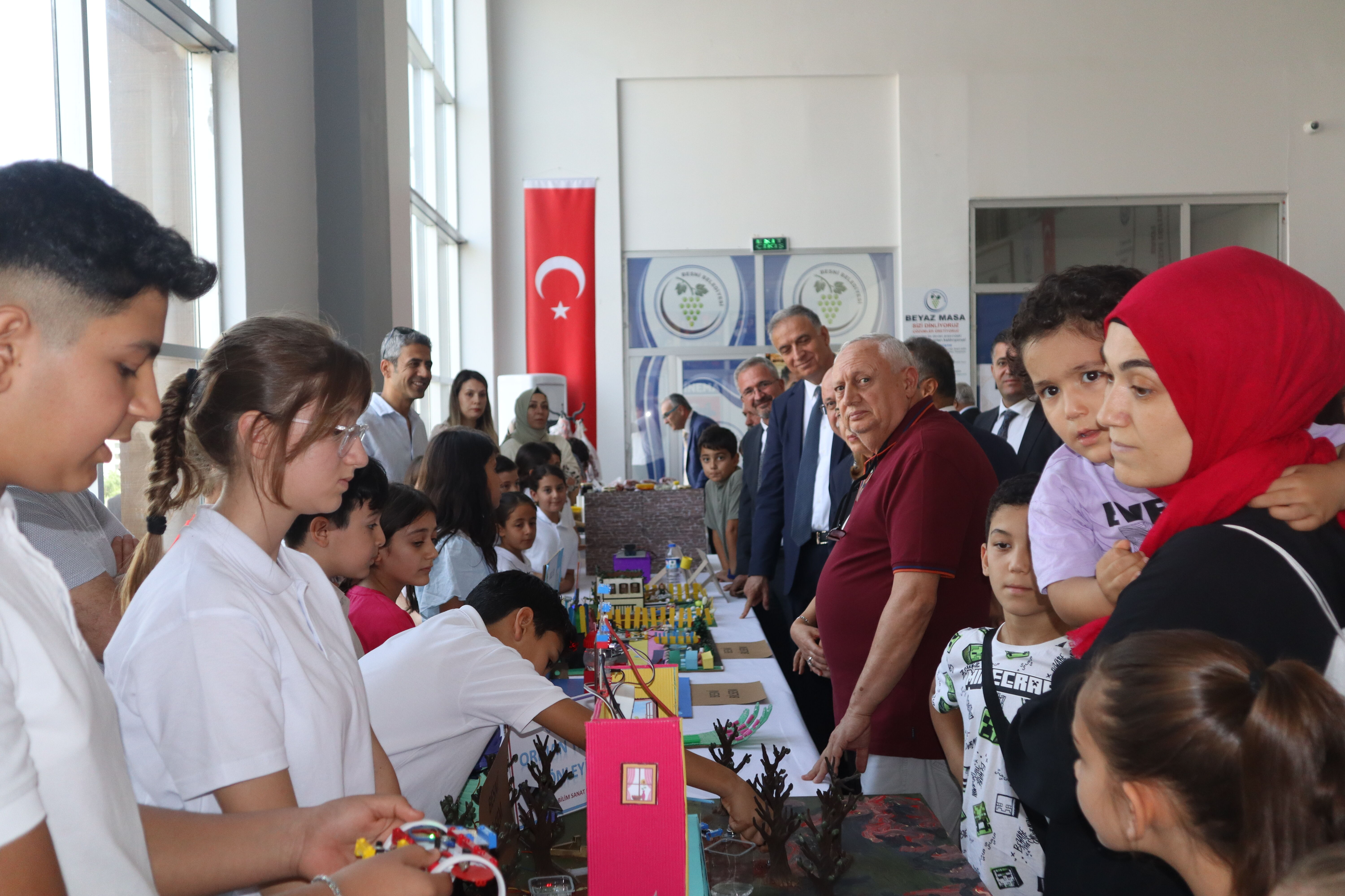 Besni Eğitim Bayramı’nda Bilimden Sanata Renkli Sergi (1)