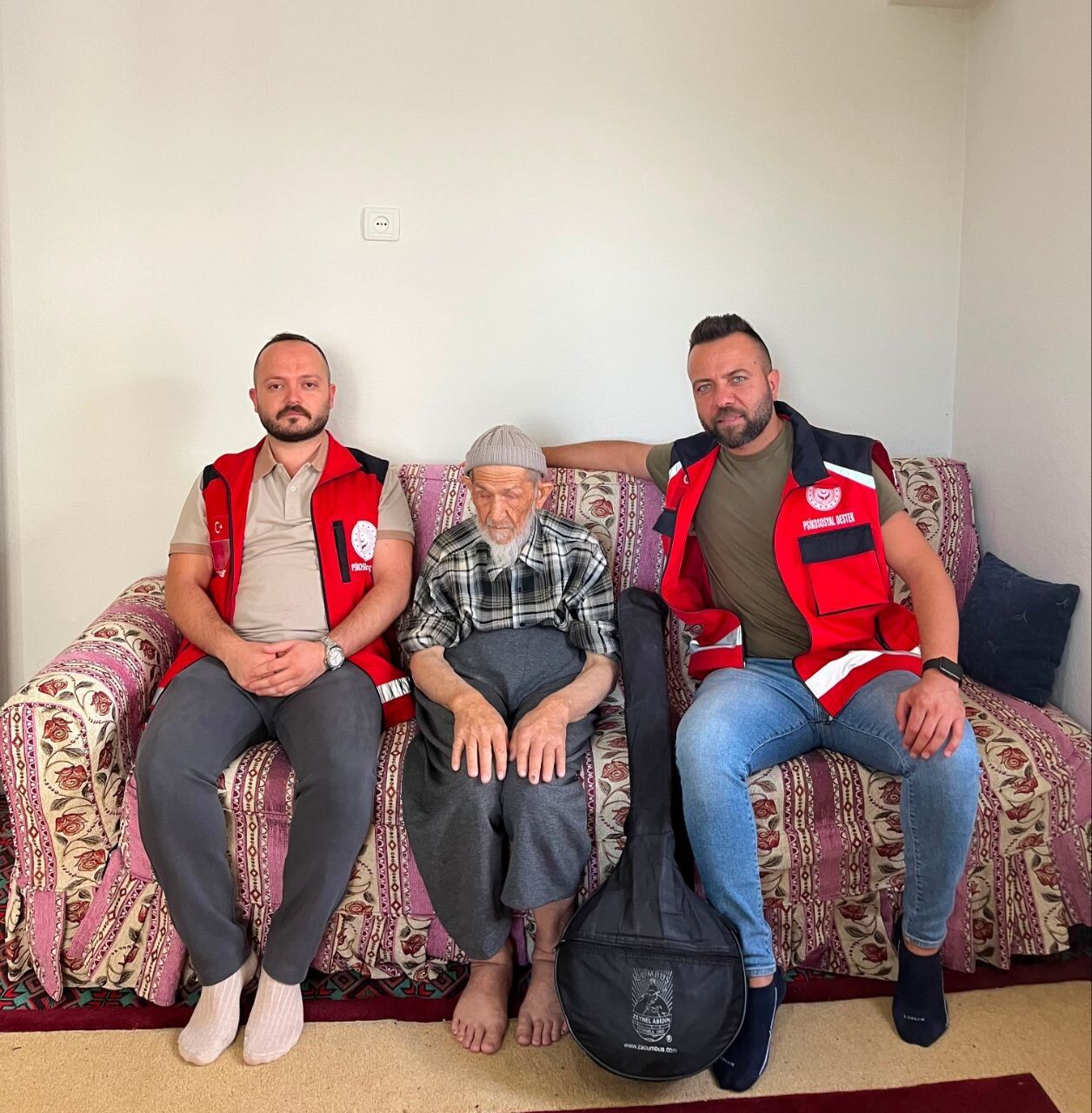 Besni’de Ahmet Amca’ya Müzikli Vefa Ziyareti