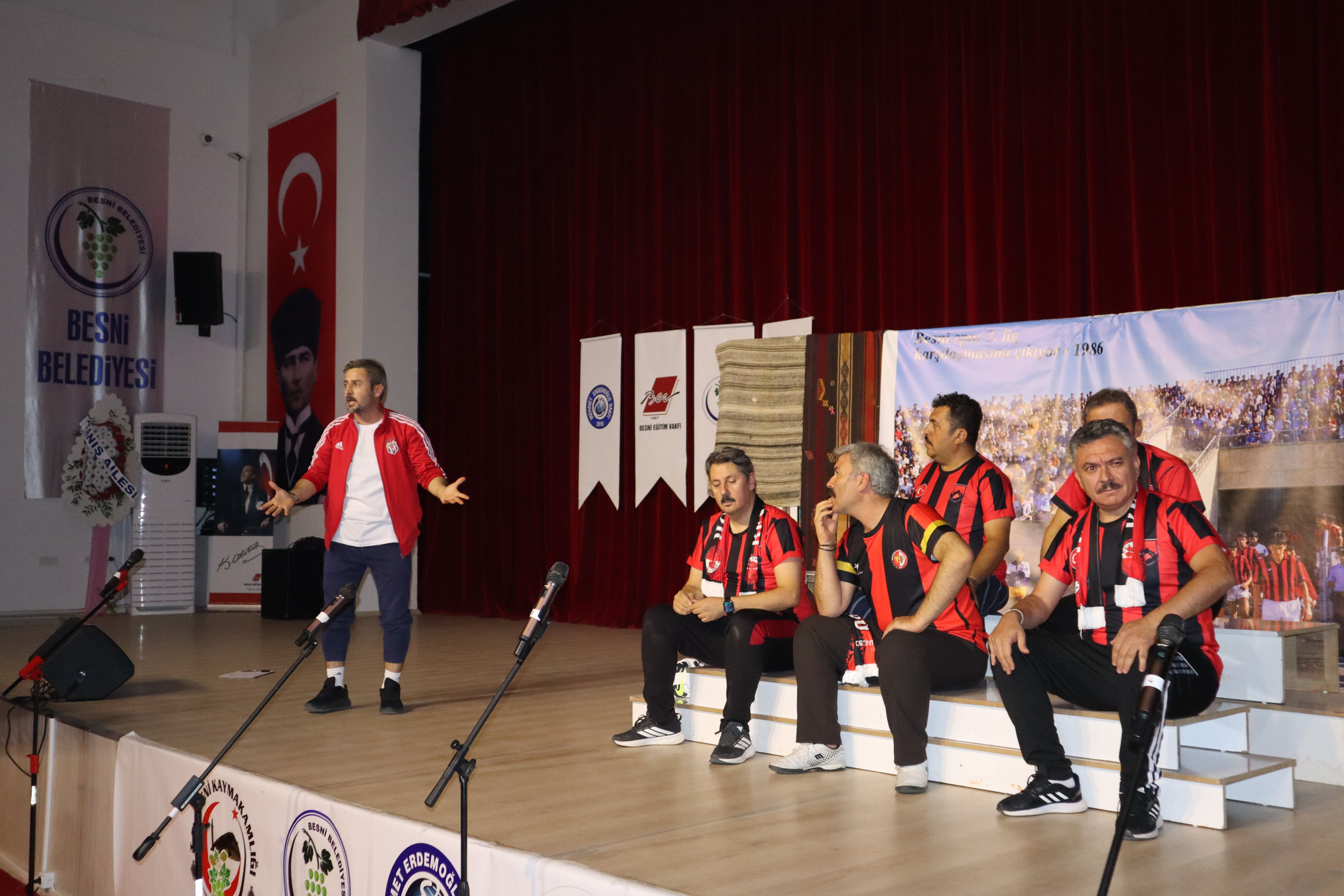 Besni’de “Çağlara Bi Hal Oluyu” Oyunu Sahnelendi (2)