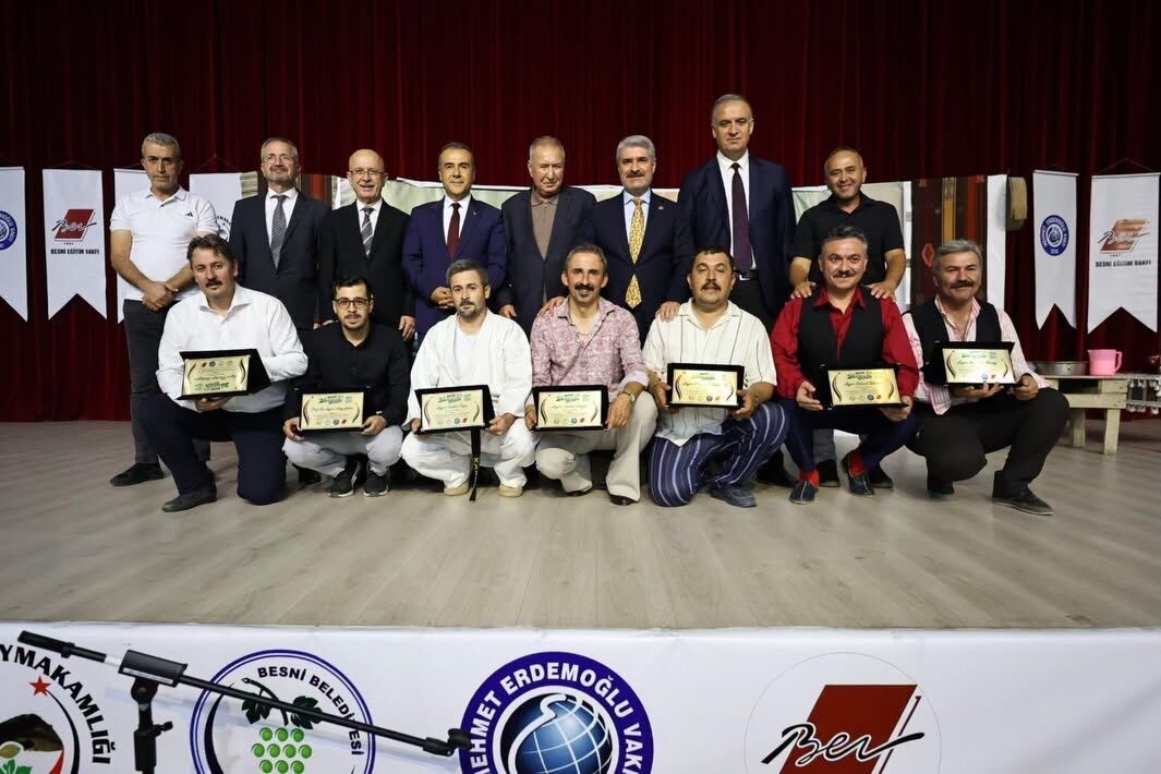 Besni’de “Çağlara Bi Hal Oluyu” Oyunu Sahnelendi