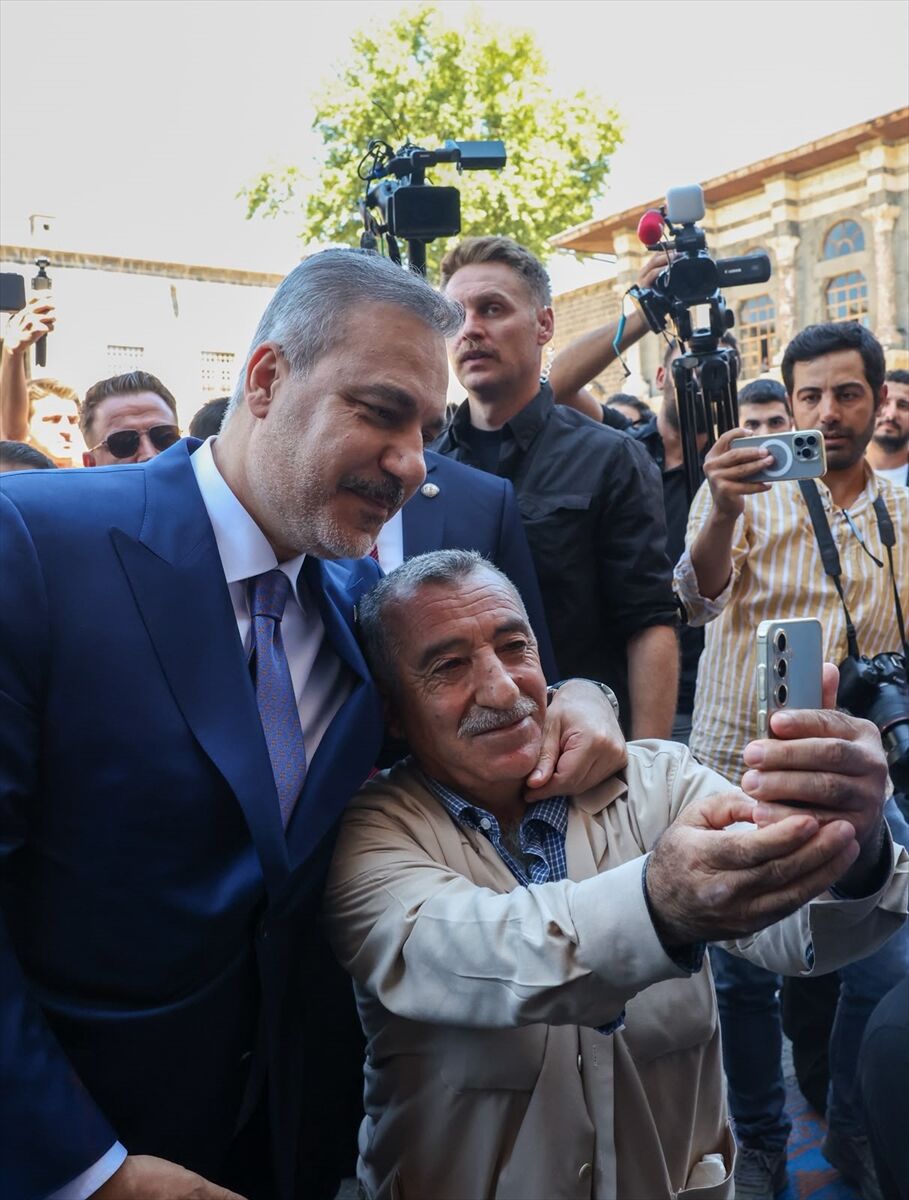 Bakan Fidan Diyarbakır'da Esnafla Buluştu