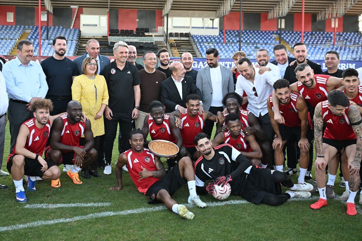 Vali Çeber ve Başkan Şahin'den Gaziantep FK'ye moral