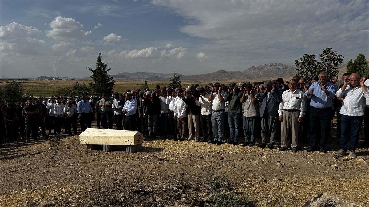 Mardin'de Kayıp Olarak Aranırken Tarlada Cesedi Bulunan Çocuğun Cenazesi Toprağa Verildi