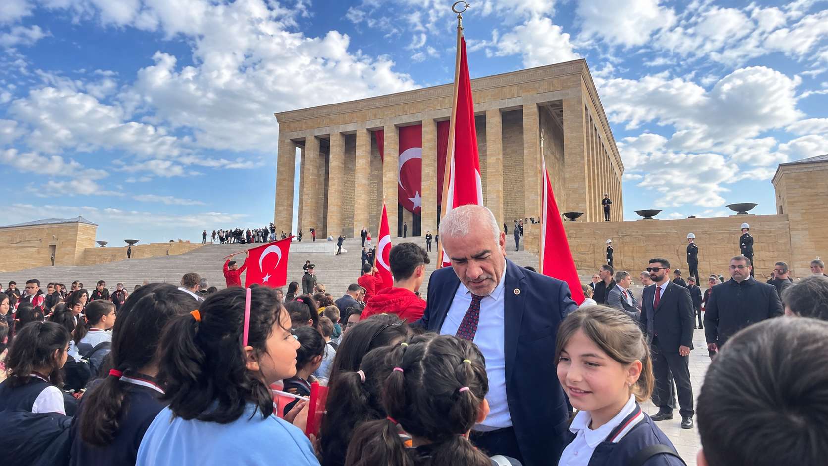 Özhan’dan Öğrenci, Öğretmen ve Velilere Başarı Dileği