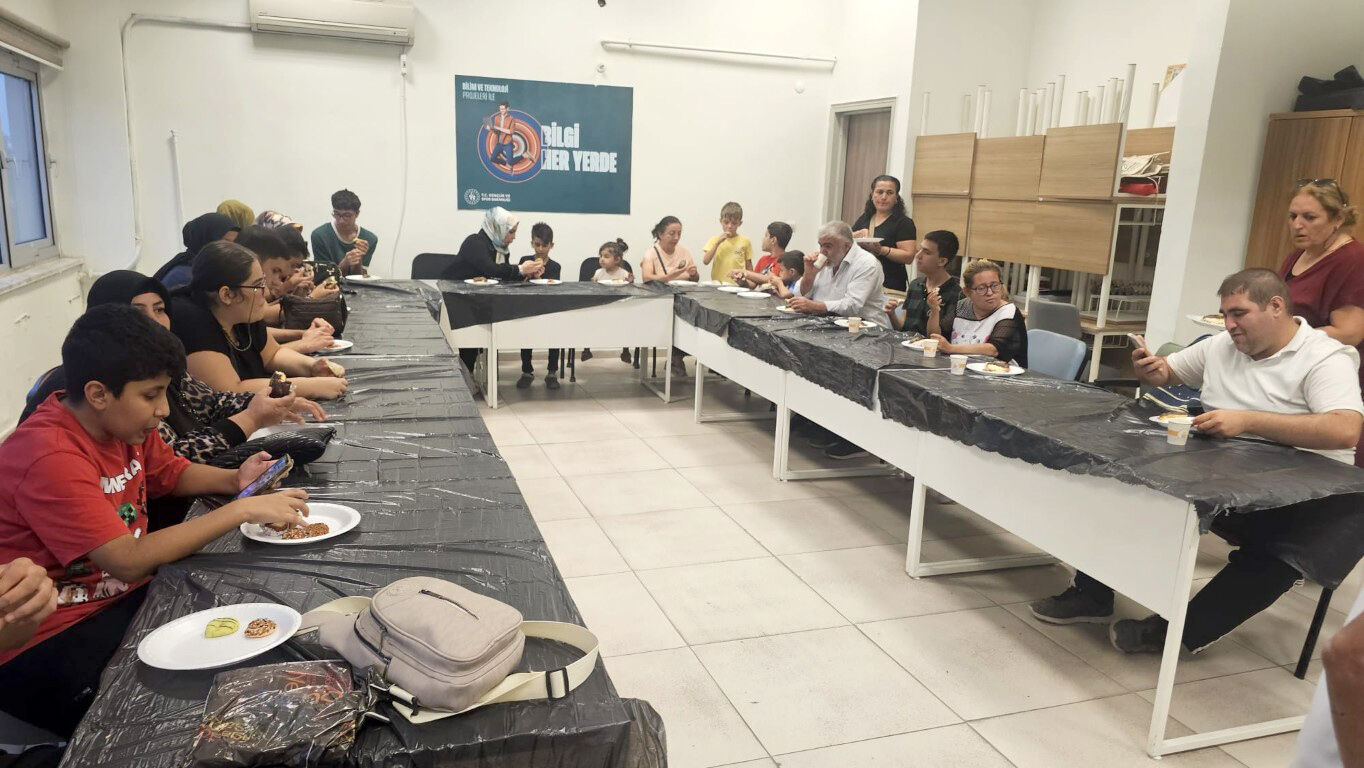 Otizmli Bireylerin Ailelerine Özel Eğitim Semineri (3) (Orta)