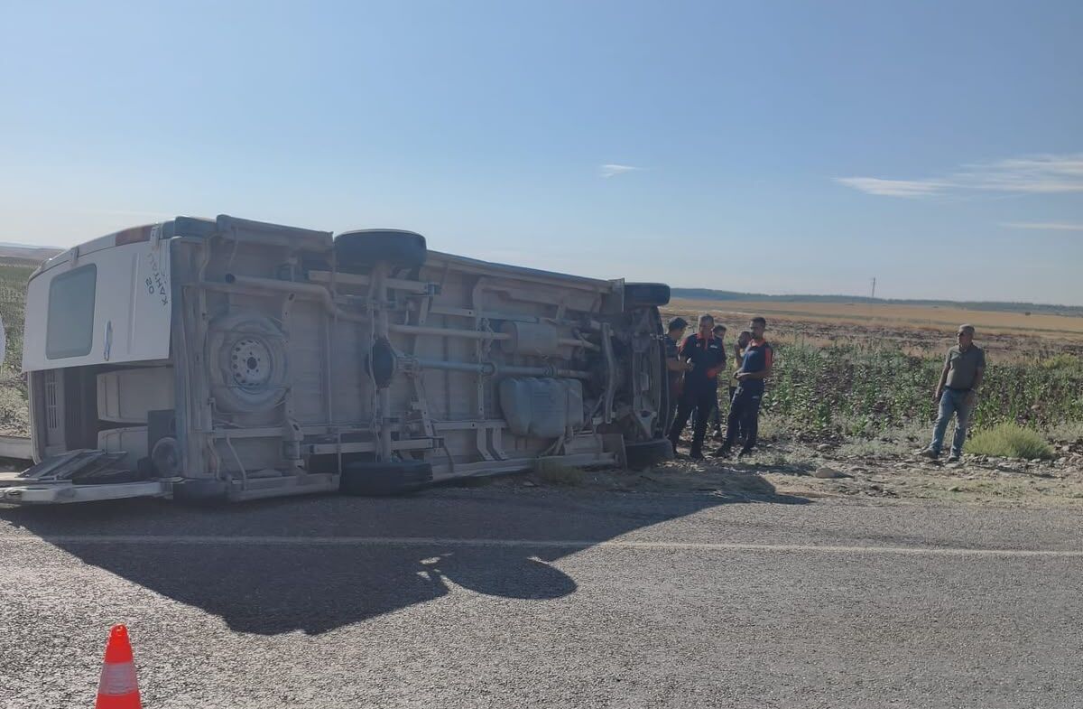 Samsat’ta Tarım Işçilerini Taşıyan Minibüs Devrildi 12 Yaralı (2)
