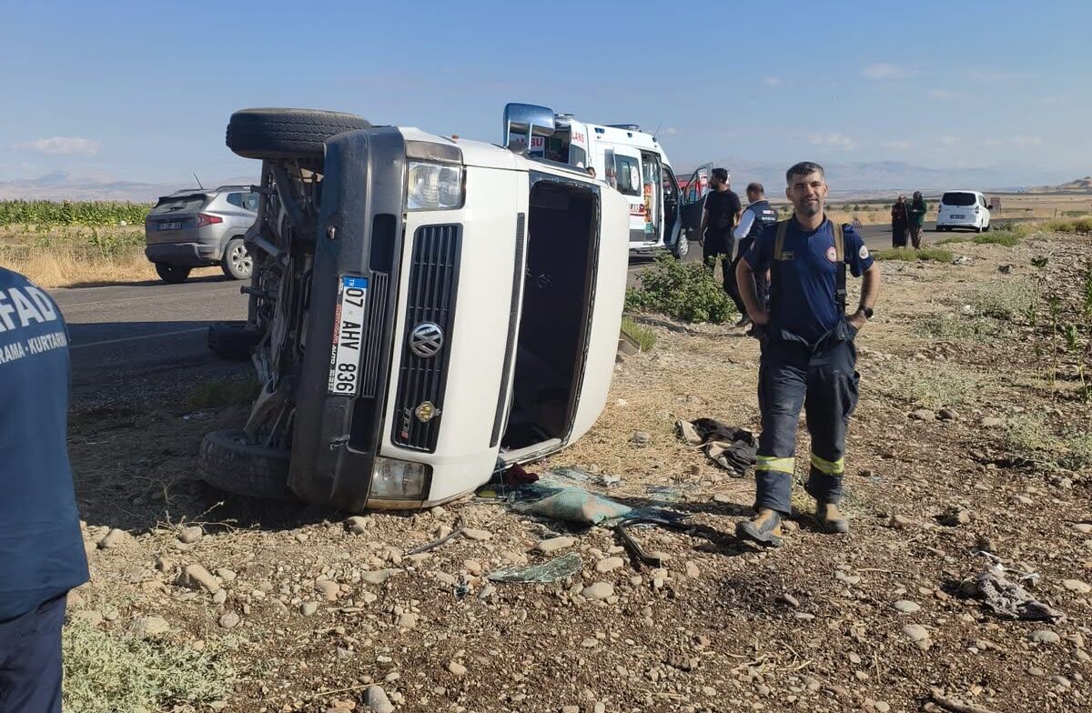 Samsat’ta Tarım Işçilerini Taşıyan Minibüs Devrildi 12 Yaralı (3)