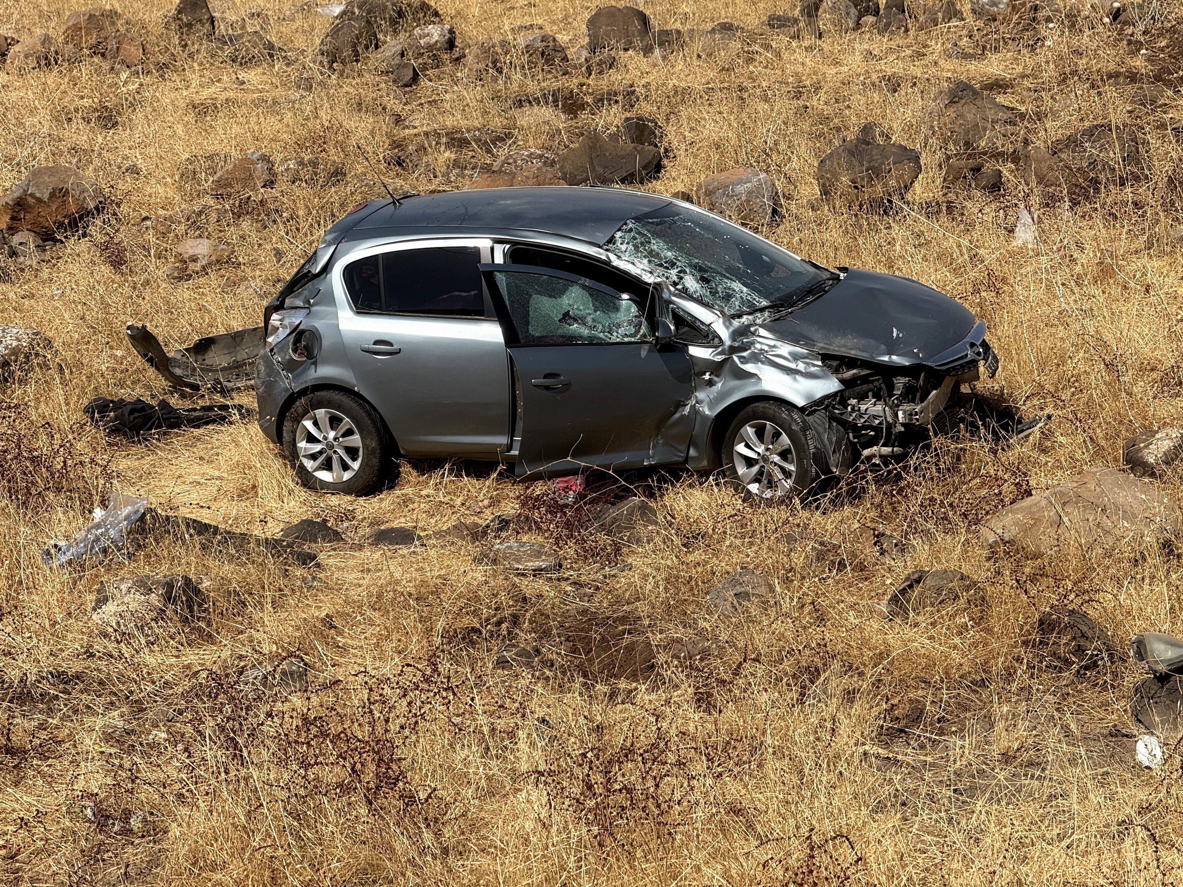 Siverek'te şarampole devrilen otomobilde 2 yaralı