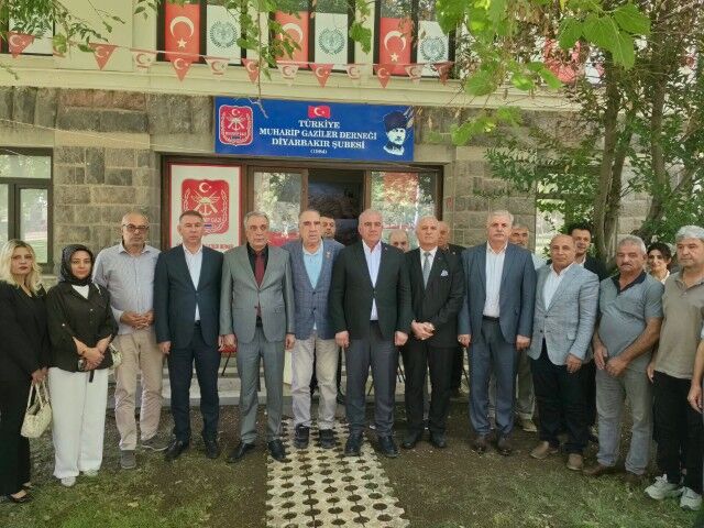 Türkiye Yüzyılı Buluşmaları Kapsamında Diyarbakır’da Vatandaş, Esnaf, Gençler Ve Stk’larla Buluştu. (5) (Küçük)