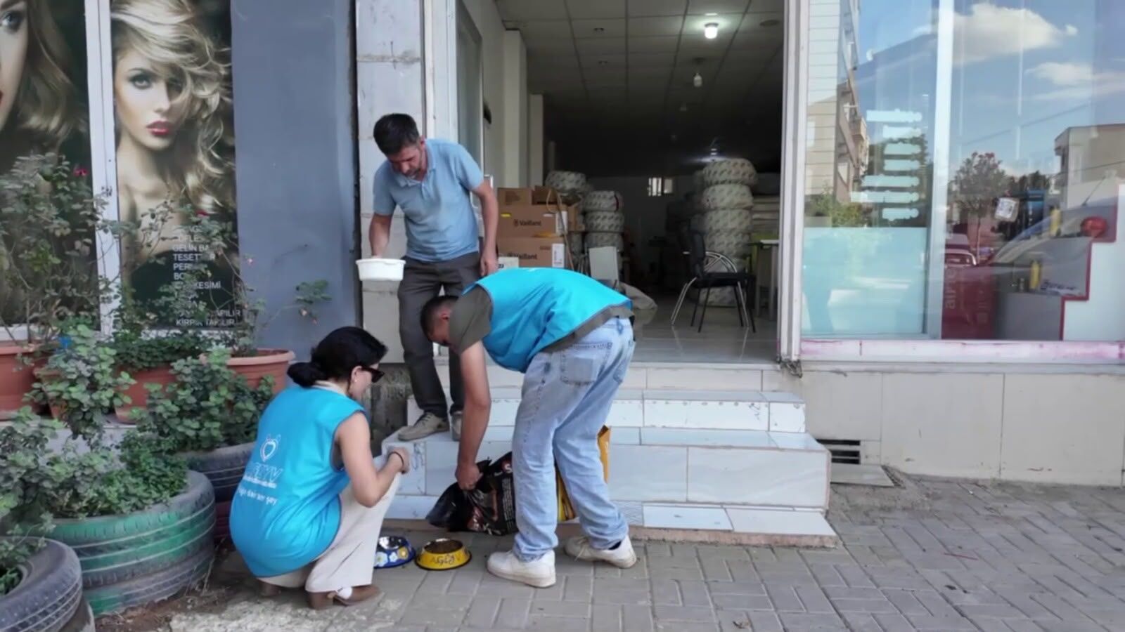 4 Ekim Öncesi Sokak Hayvanlarına Mama Ve Su Desteği (1)