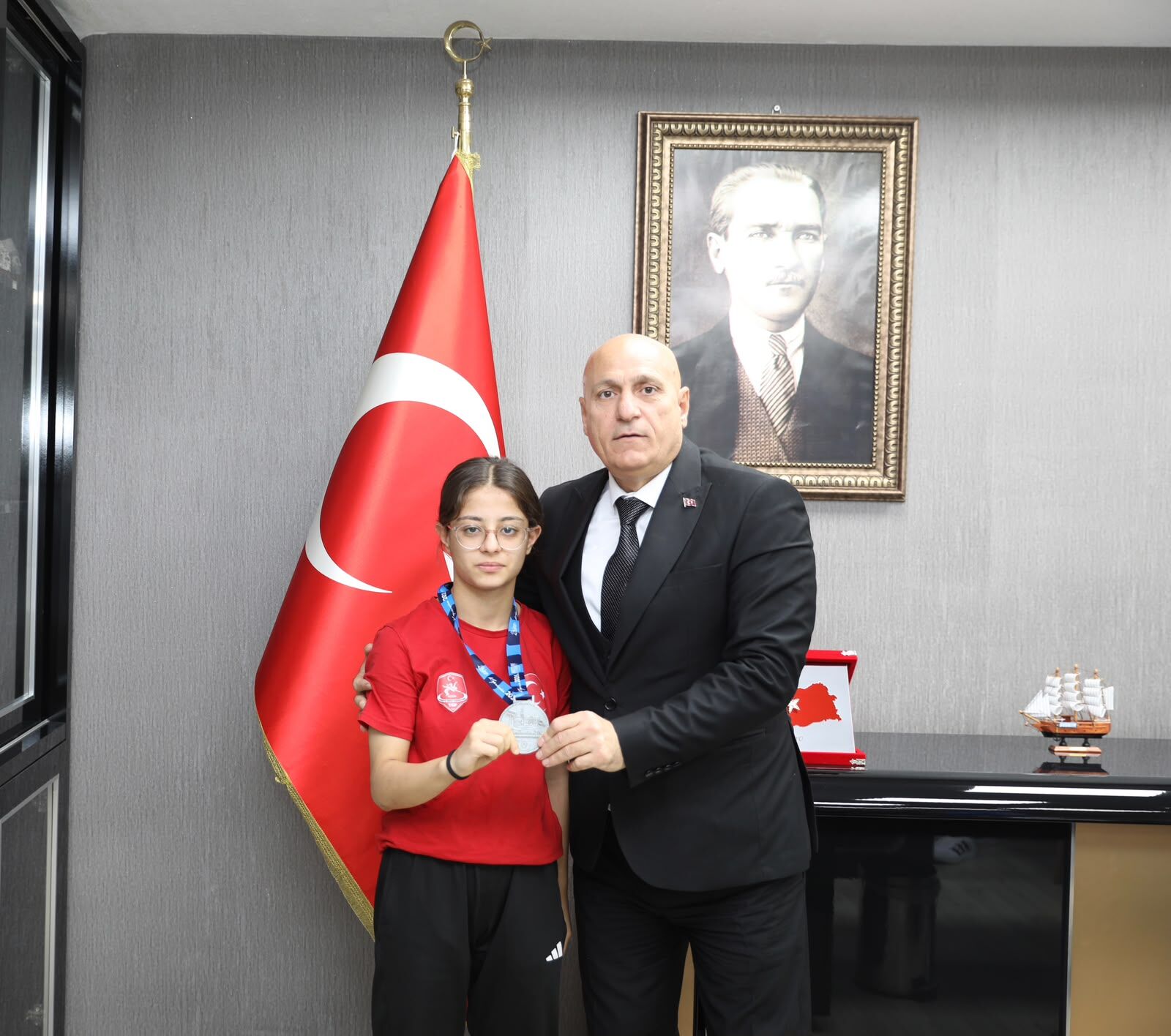 Balkan İkincisi Kübra Selin Turgut’tan İl Müdürü Elüstü’ye Ziyaret (1)