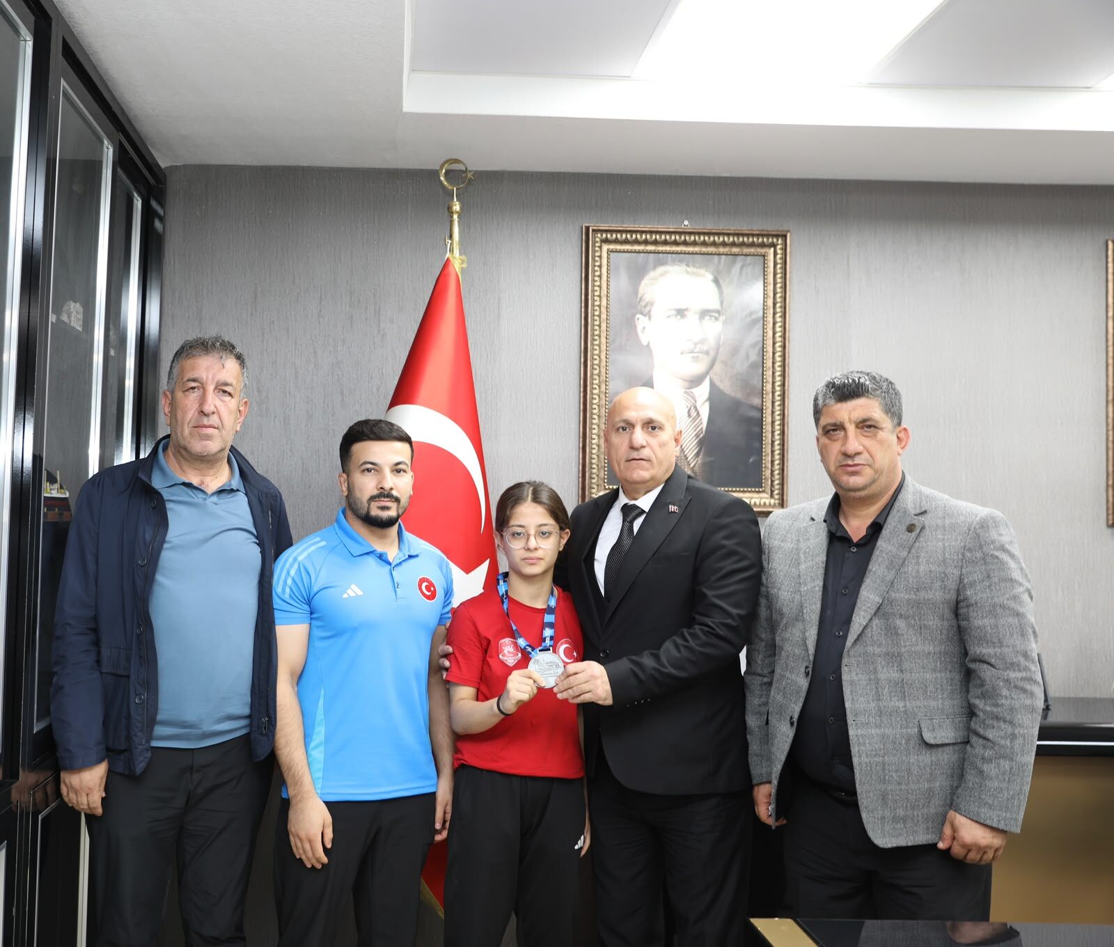 Balkan İkincisi Kübra Selin Turgut’tan İl Müdürü Elüstü’ye Ziyaret (2)