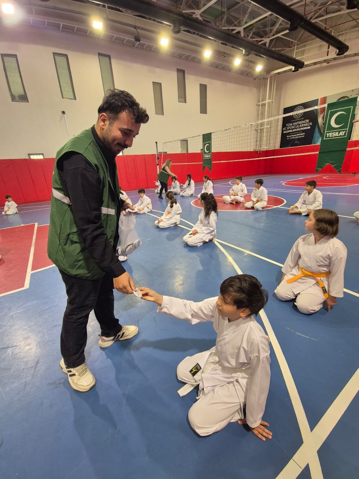 Besni Gülşah Boy Gençlik Merkezi’nde Yeşilay Iş Birliğiyle Düzenlenen Seminerde Genç Sporculara Bağımlılıkla Mücadele Ve Sağlıklı Yaşam Anlatıldı. (1)