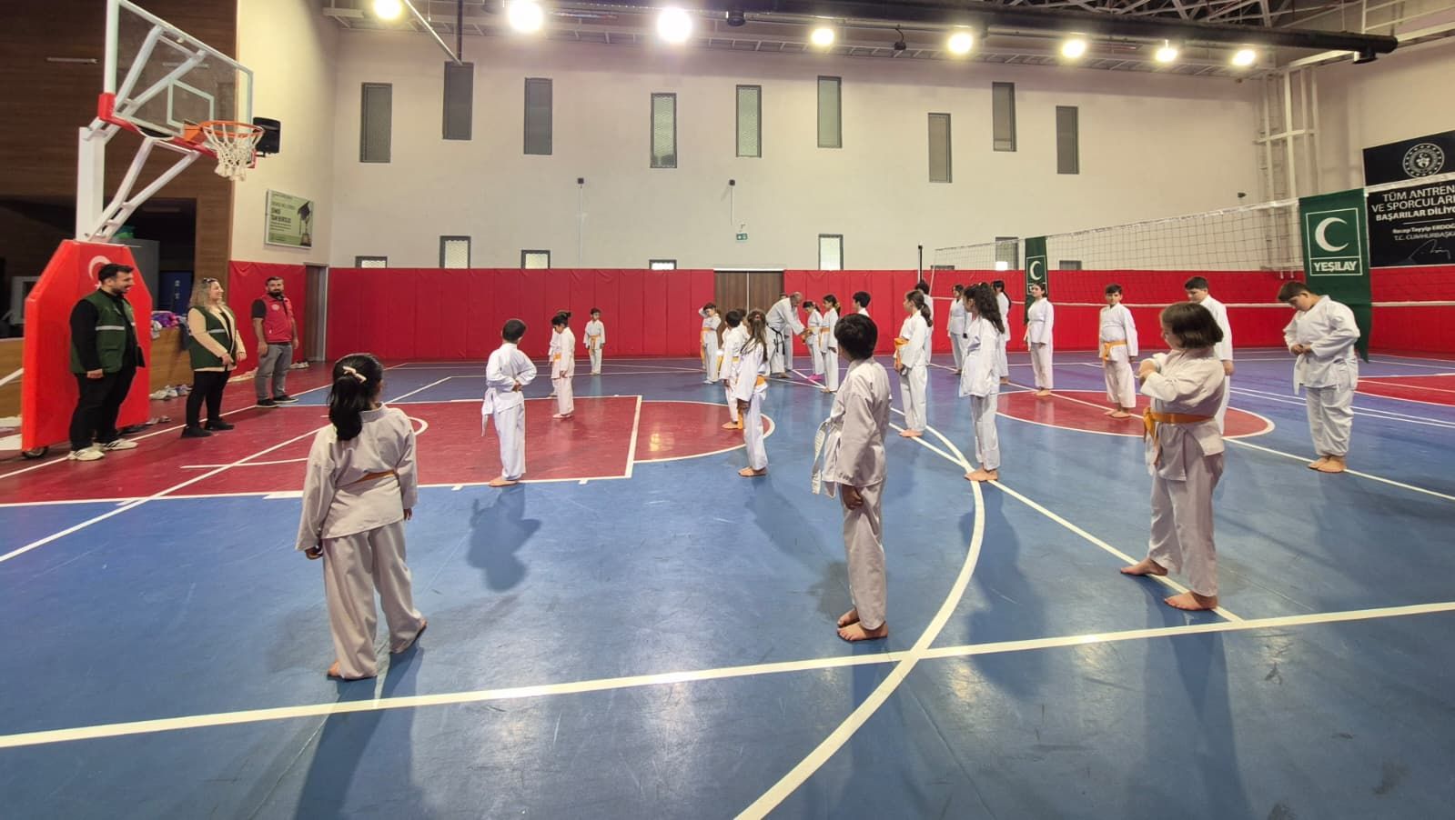 Besni Gülşah Boy Gençlik Merkezi’nde Yeşilay Iş Birliğiyle Düzenlenen Seminerde Genç Sporculara Bağımlılıkla Mücadele Ve Sağlıklı Yaşam Anlatıldı. (3)