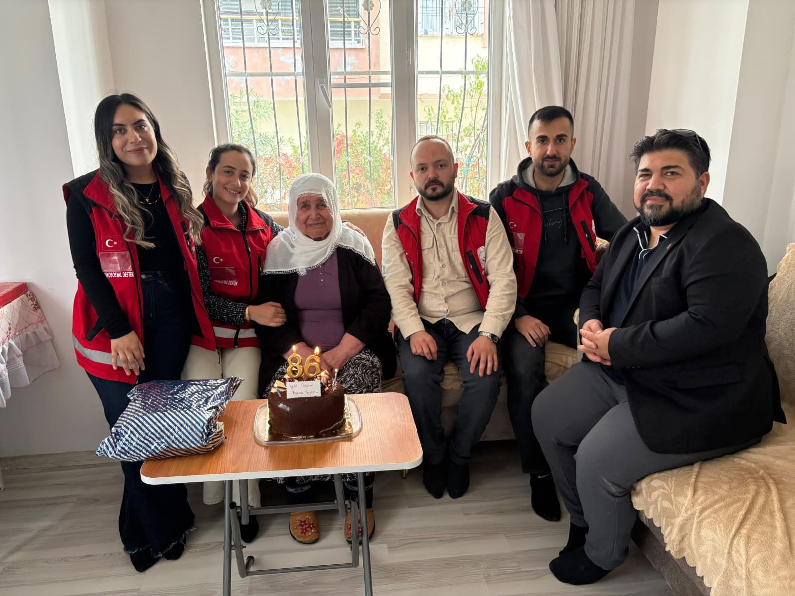 Besni’de 85 Yaşındaki Fatma Teyzeye Sürpriz Doğum Günü (1)