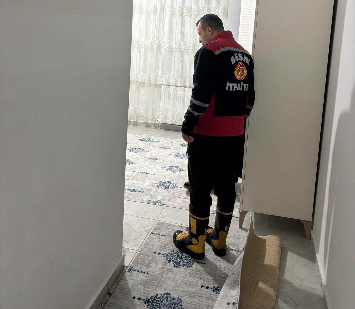 Besni’de Gece Boyunca Etkili Olan Gök Gürültülü Sağanak Ve Kuvvetli Rüzgar, Bazı Ev Ve Işyerlerinde Su Baskınlarına Ve Ağacın Devrilmesine Neden Oldu. (1)