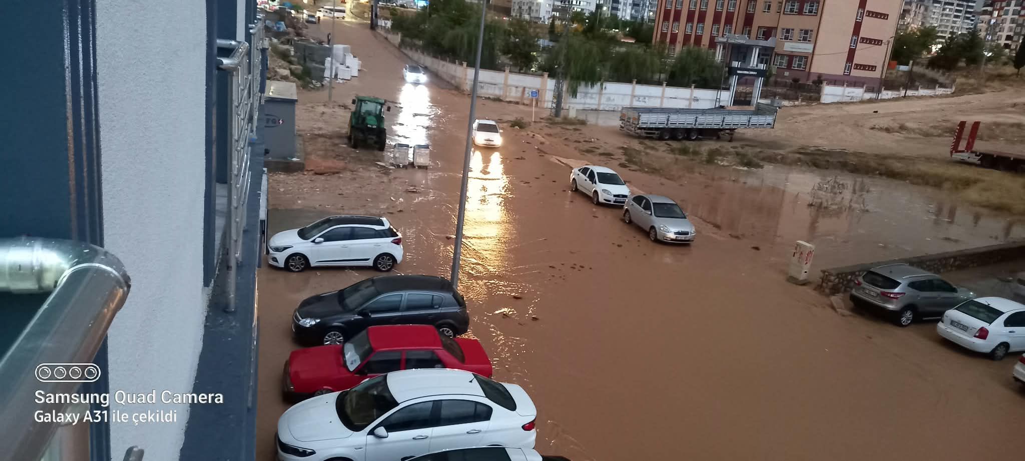 Besni’de Sağanak Yağış Sel Felaketine Yol Açtı