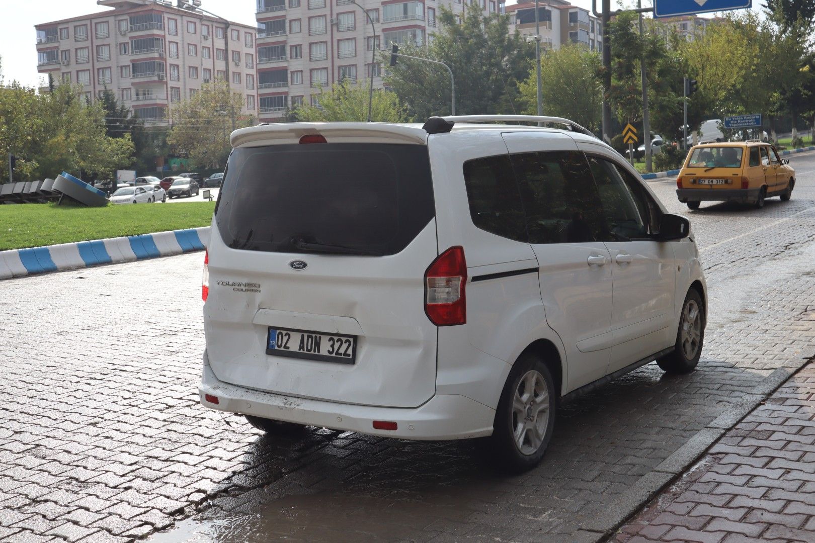 Besni’de Üç Araçlı Zincirleme Trafik Kazası (1)