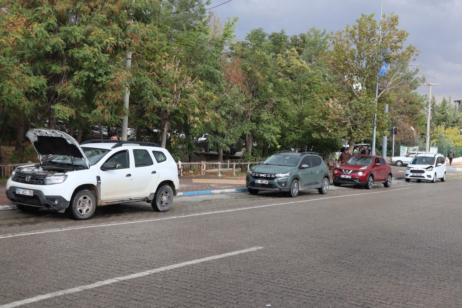 Besni’de Üç Araçlı Zincirleme Trafik Kazası (2)