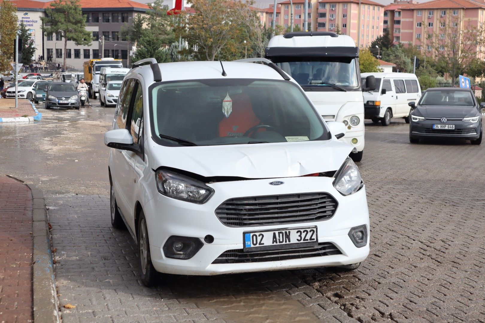 Besni’de Üç Araçlı Zincirleme Trafik Kazası (3)