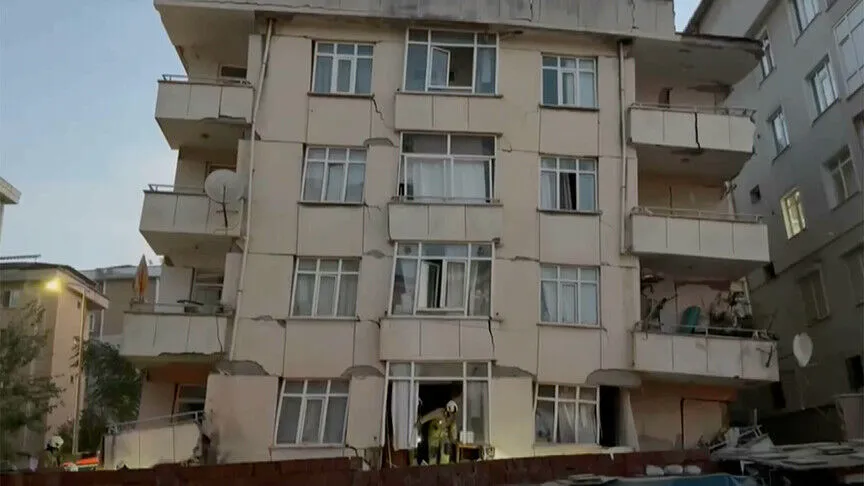 Cevizli Mahallesi Doğu Sokak’taki 7 Katlı Bir Binanın Ilk Üç Katı, Henüz Bilinmeyen Nedenle Çöktü.