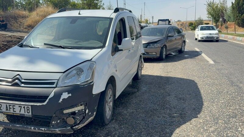 Kahta Girişinde İki Araç Çarpıştı Yaralanan Olmadı