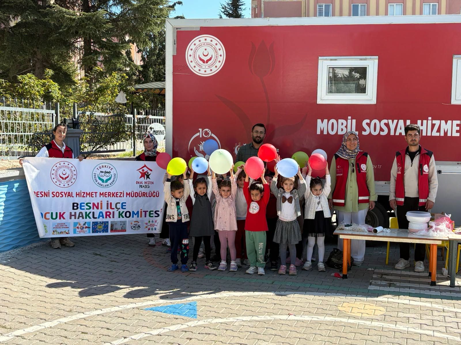 Mobil Sosyal Hizmet Aracı Miniklerle Buluştu
