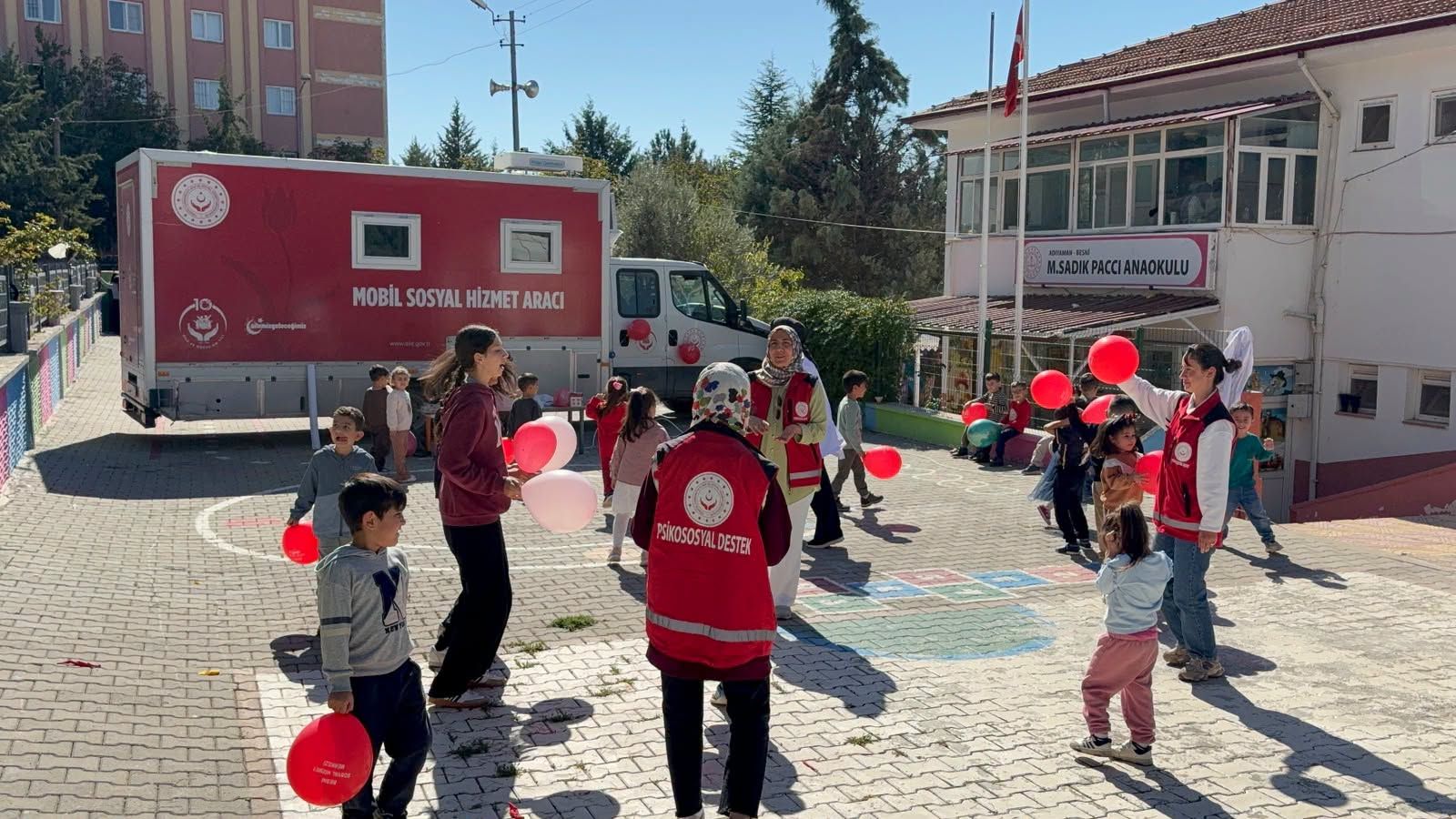 Mobil Sosyal Hizmet Aracı Miniklerle Buluştu2