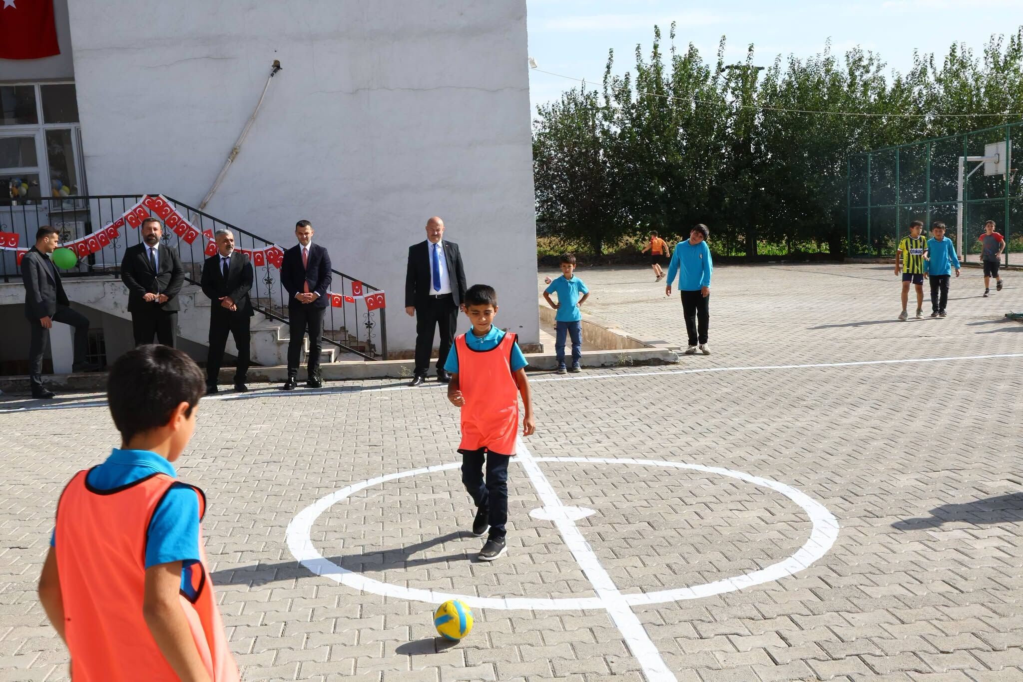 Vali Abdullah Küçük, Bozhöyük’te Öğrencilerin Heyecanına Ortak Oldu (1)-1