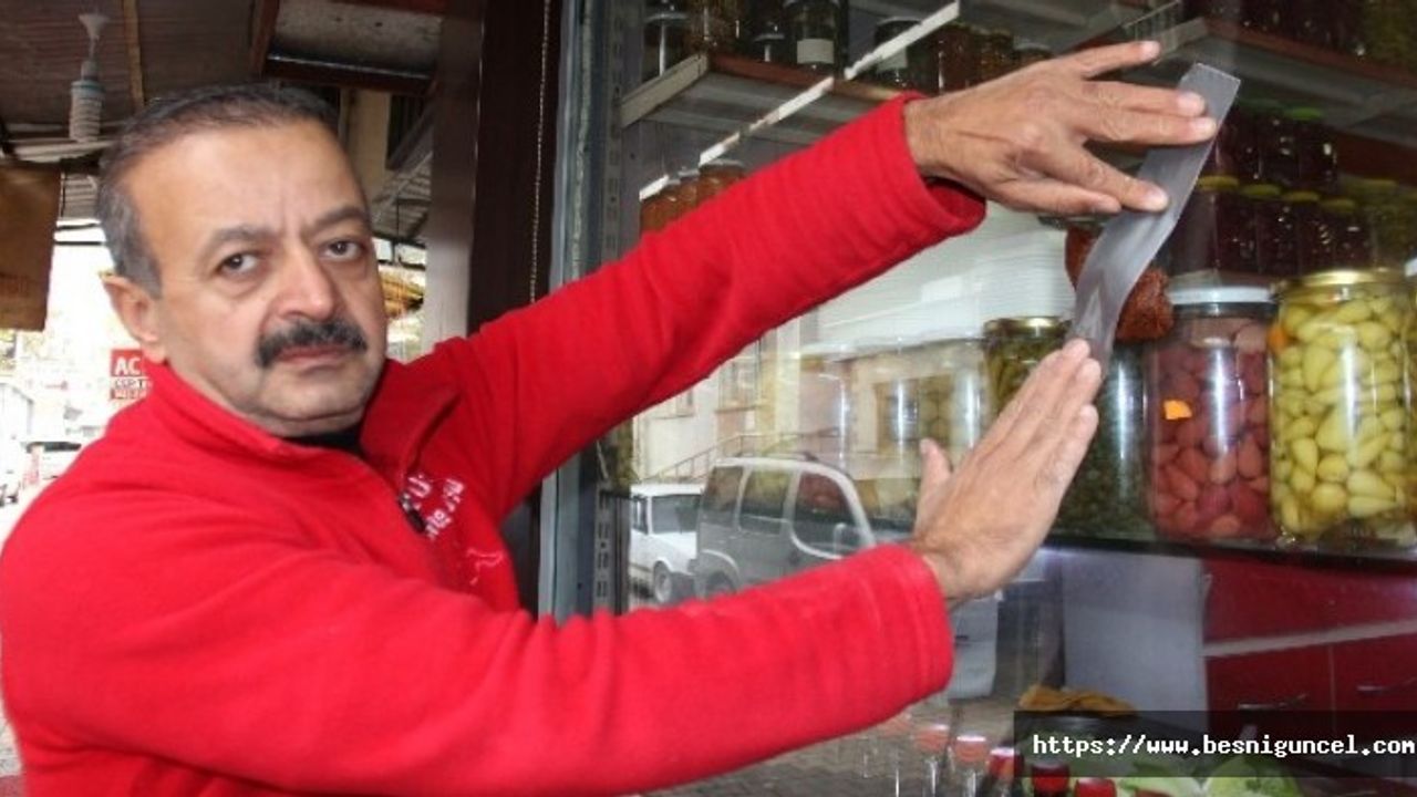 Dünya gündemine oturan duvarda ki muz yerine camda çiğ köfte