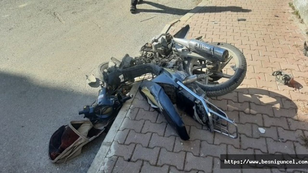 Hafif ticari araç ile motosiklet çarpıştı: 1 yaralı