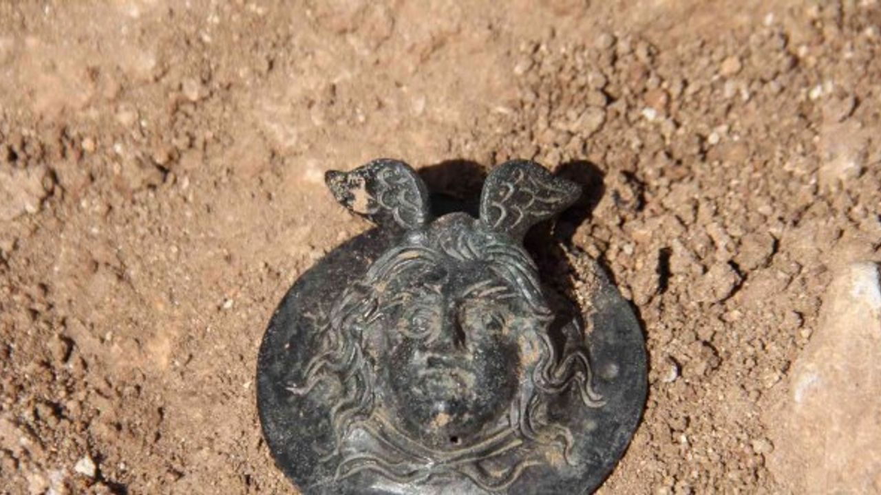 Perre’deki kazılarda Medusa kabartmalı madalya bulundu