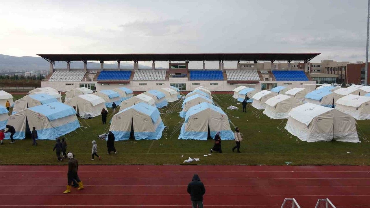 Adıyaman’da deprem çadırları kurulmaya başlandı