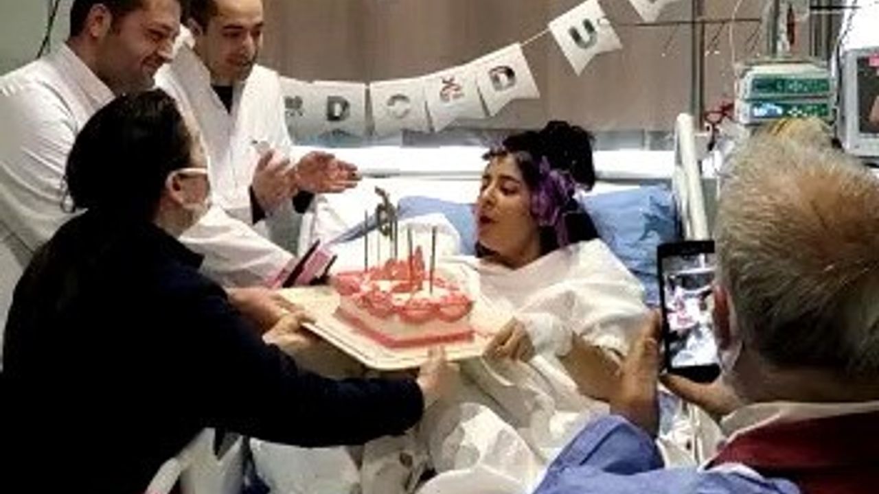 Ailesini kaybeden Ayşegül’e hastanede doğum günü sürprizi