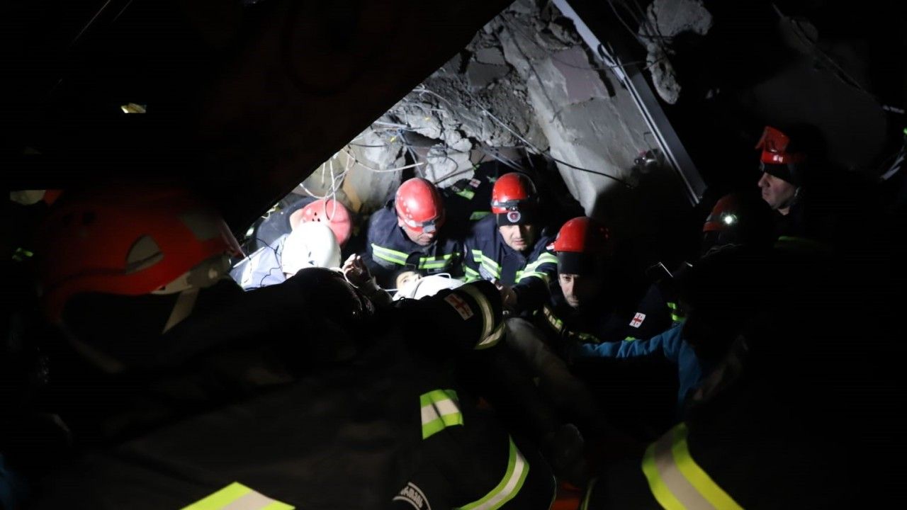 Gürcistanlı ekip, Adıyaman’da genç kadını enkaz altından çıkardı
