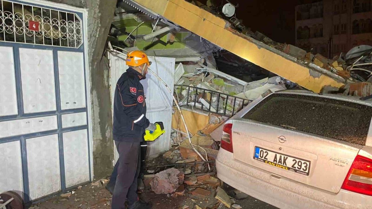 Adıyaman’da ağır hasarlı 4 katlı bina çöktü