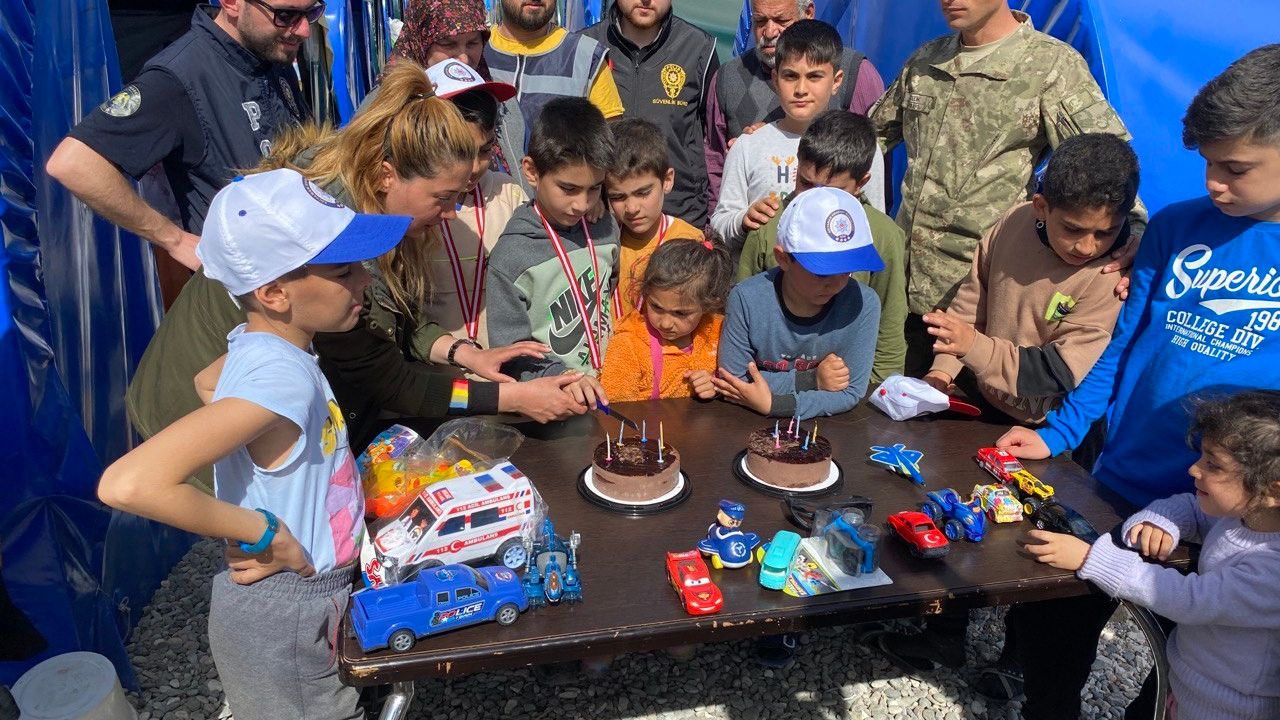 Depremde ailesini kaybeden Gazihan’a doğum günü sürprizi