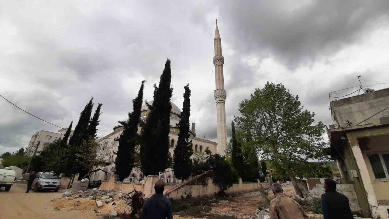 Depremde hasar gören minare için yıkım tepkisi
