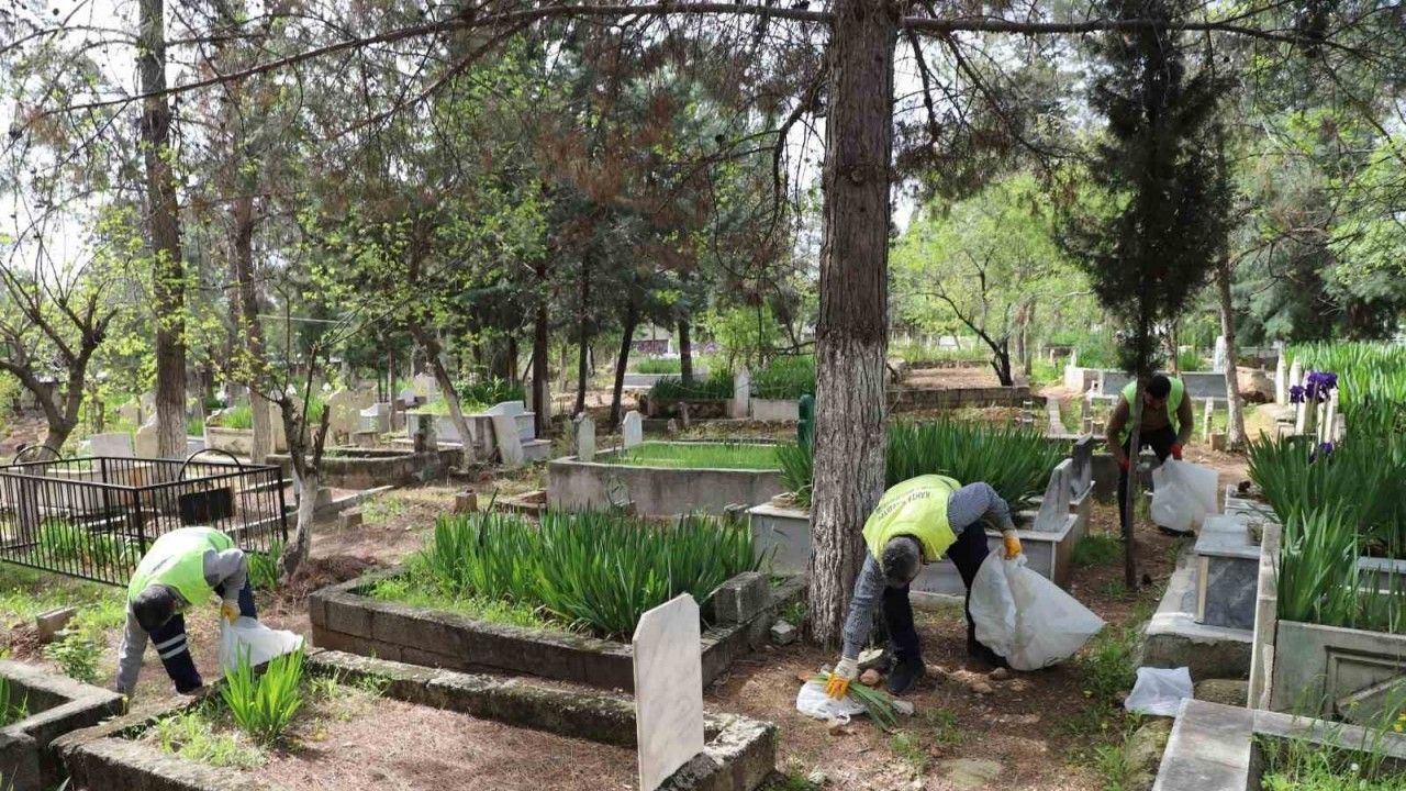 Kahta’da bayram öncesinde mezarlar temizlendi