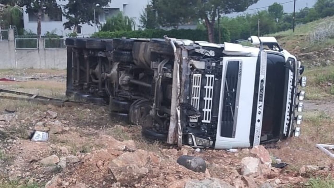 Şambayat'ta Kontrolden çıkan kamyon devrildi: 1 yaralı