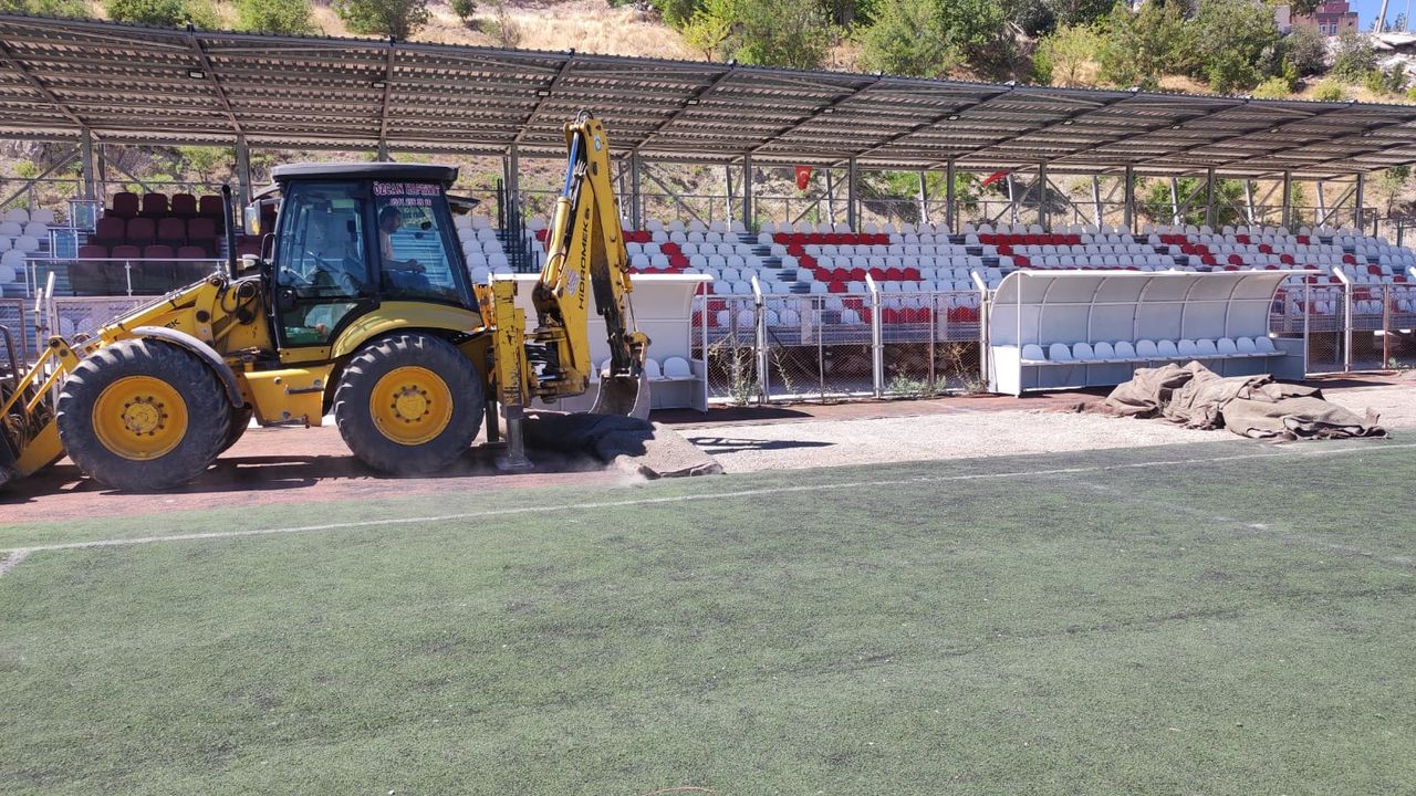 Stadyum’da zemin yenileme çalışmaları başladı